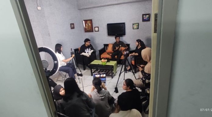 Belajar Broadcasting Berbasis OBS (Open Broadcaster Software) dengan Konsep Multi Kamera di FIKOM Jayabaya